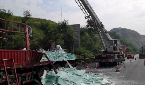 今早,攀西高速上两个 巨无霸 怼上了 目前临时交通管制已经解除